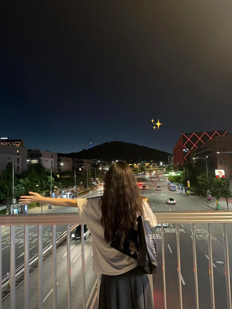 “덥당 힘내장”…신은수, 한여름 밤 도심→여운 가득한 뒷모습 / 배우 신은수 인스타그램