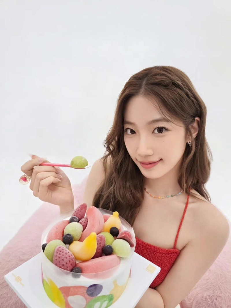 “더 듬뿍 프루티 케이크 한입”…카즈하, 여름 저녁→상큼함 폭발 / 걸그룹 르세라핌 카즈하 인스타그램