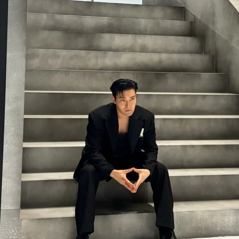 “두번째 사진 ‘Express Mode’로”…최시원, 압도적 분위기→흑수정 카리스마 / 그룹 슈퍼주니어 최시원 인스타그램