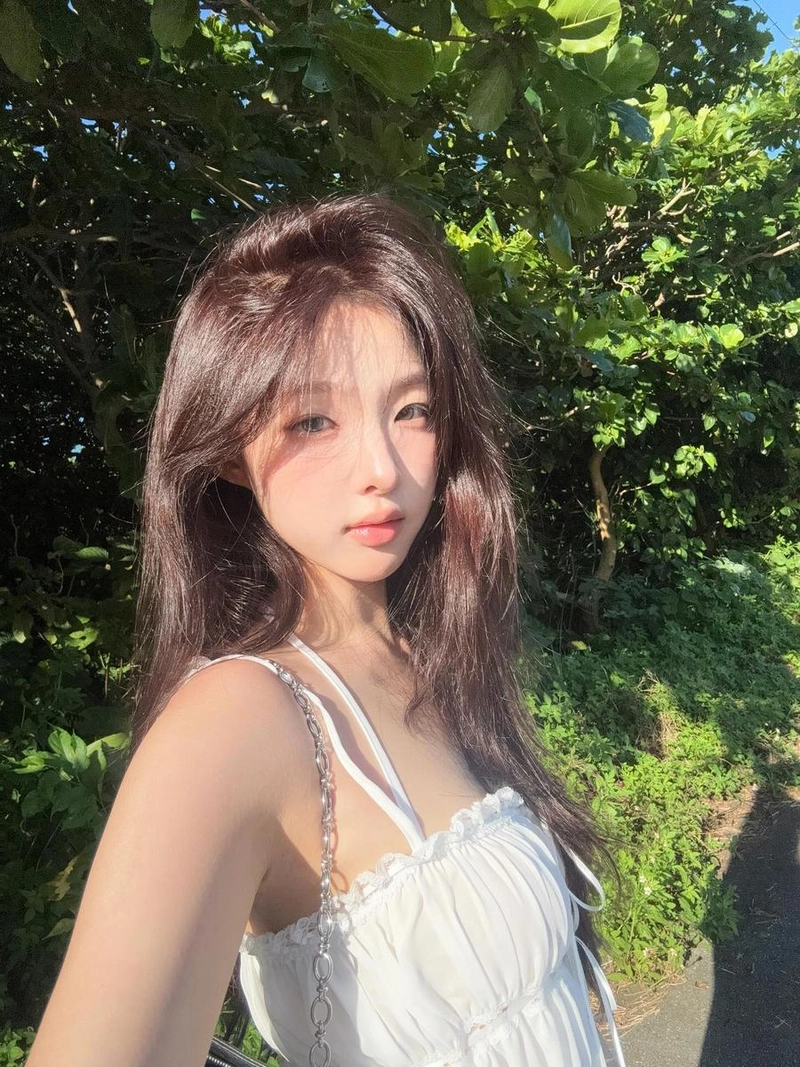 “여름 햇살에 녹아내린 순간”…남서연, 초록 그림자 아래→청순함 폭발 / 인플루언서 남서연 인스타그램