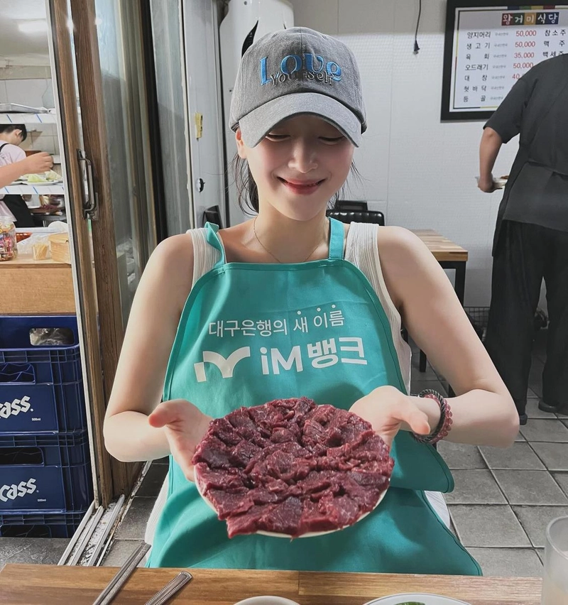 “누가봐도 대구인 사람”…조우리, 수줍은 미소→여름 저녁의 다정한 식탁 / 배우 조우리 인스타그램