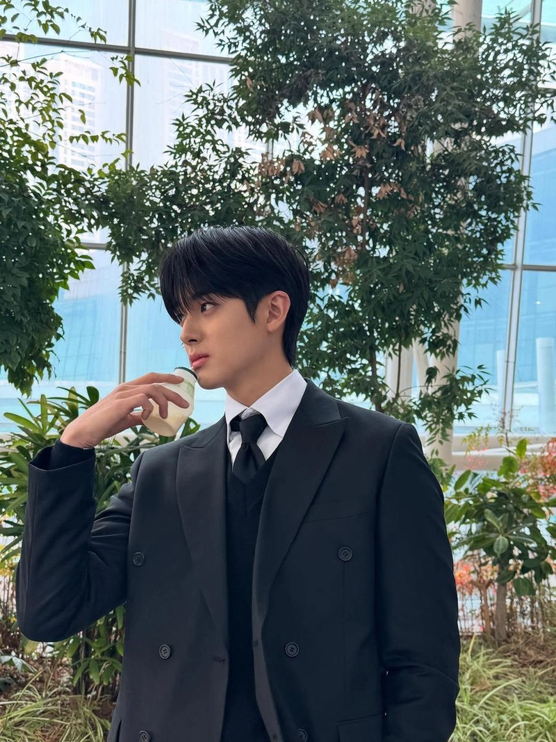 “고요한 오후의 시선”…김민규, 검은 슈트로 분위기 압도 / 배우 김민규(2001) 인스타그램