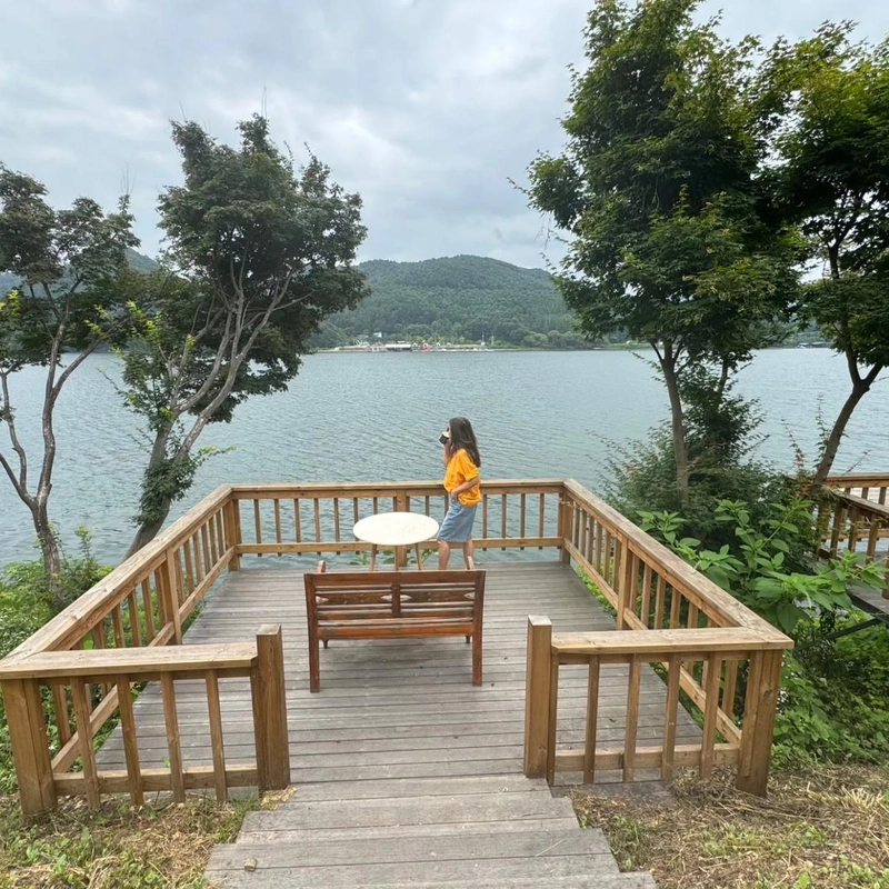 “감사의 순간을 바라보다”…최명길, 여름 호숫가→평온 담은 뒷모습 / 배우 최명길 인스타그램