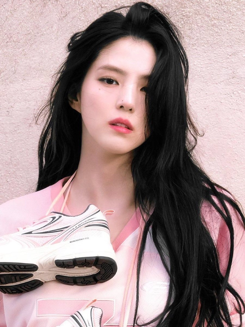 “분홍빛 여름 오후”…한소희, 묘한 시선→화보 미학 완성 / 배우 한소희 인스타그램