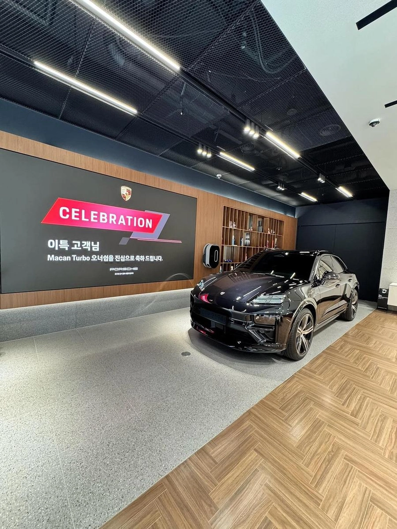 “새로운 엔진의 전율”…이특, 전기차와 마주한 순간→도심 속 강렬한 변신 / 그룹 슈퍼주니어 이특 인스타그램