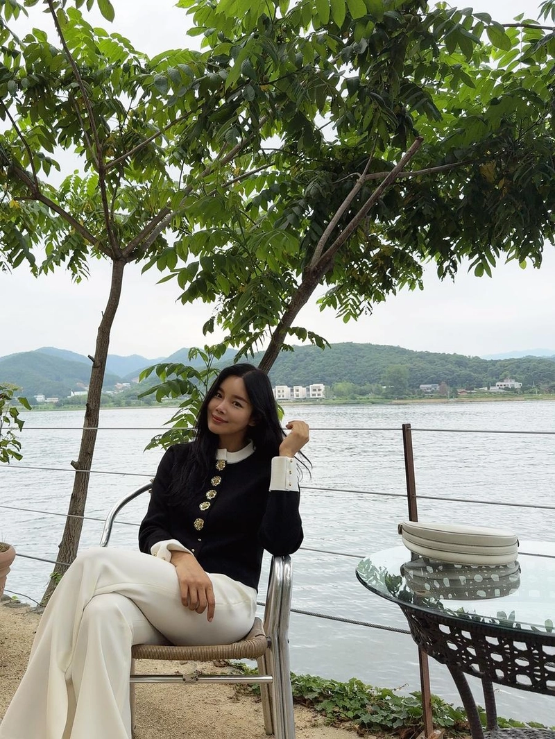 “나에게 용기를 주는 곳”…조정민, 초여름 자연 한가운데→힐링 미소 / 가수, 배우 조정민 인스타그램