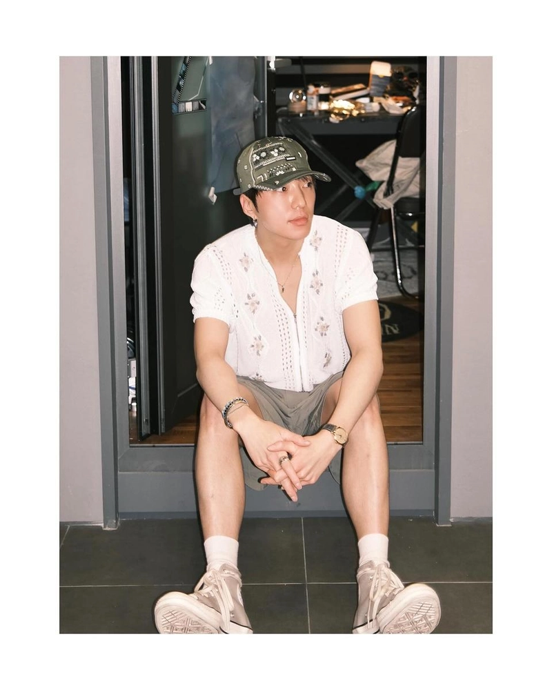 “느긋한 낮의 여유”…강승윤, 여름 오후 밝은 표정→도심 속 휴식 / 그룹 위너 강승윤 인스타그램