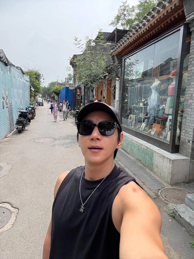 “행복했던 순간을 기억해요”…황치열, 여름빛 베이징→걷는 설렘 가득한 휴식 / 가수 황치열 인스타그램