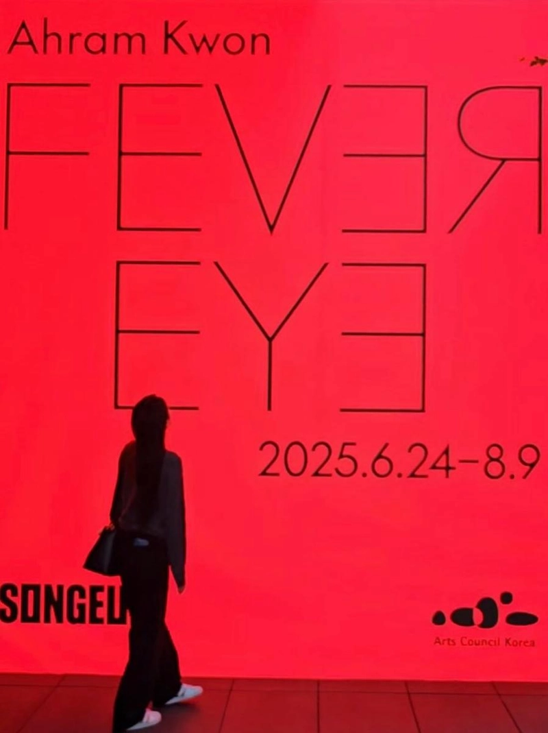 “거대한 붉은 벽 앞에서”…장규리, 여름 밤 감각→전시회장의 사유 / 배우 장규리 인스타그램