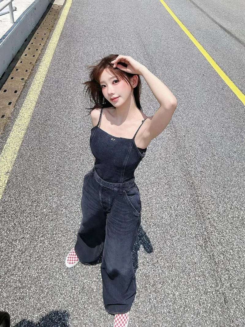 “멋진 썸머컬렉션”…마젠타, 햇살 위 시선→청량감 폭발 레이싱 무드 / 걸그룹 QWER 마젠타 인스타그램