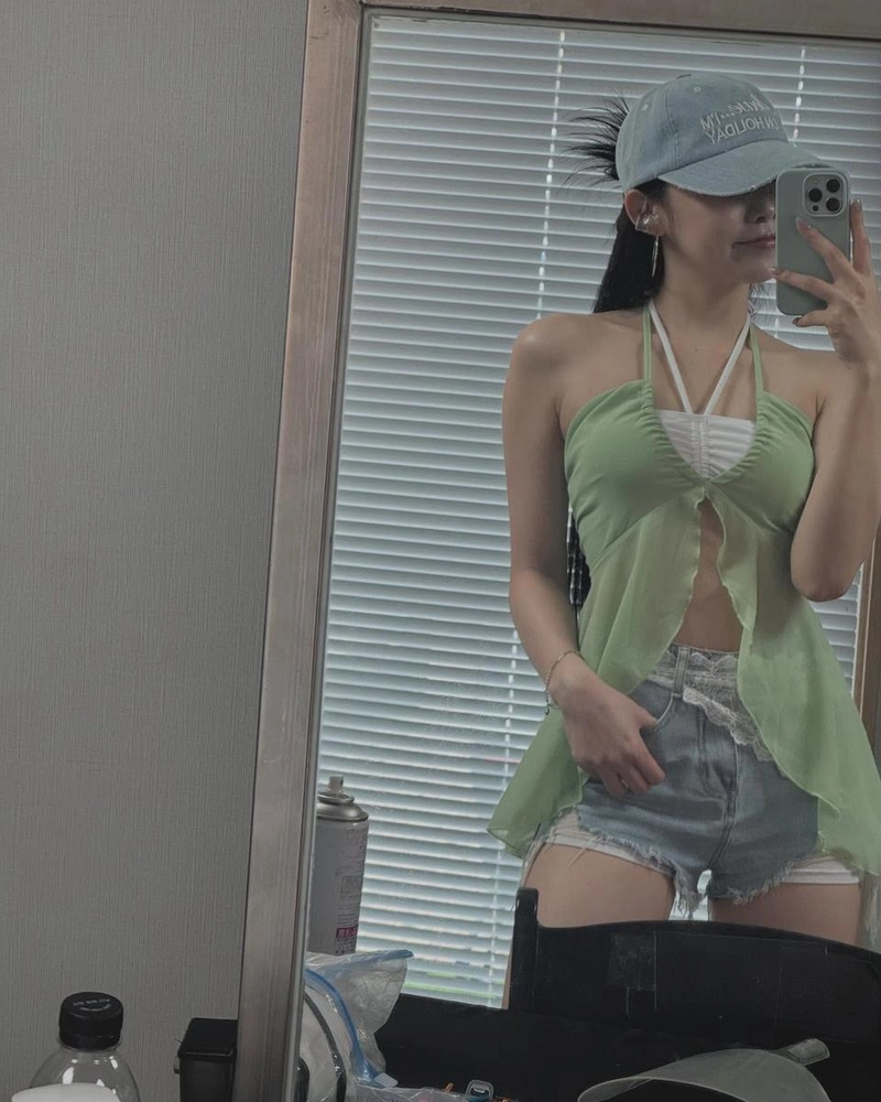 “물빛 속 자유로움”…수현, 여름 무드→눈길 사로잡은 반전 / 걸그룹 빌리 수현 인스타그램