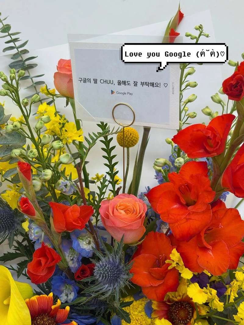 “올해도 잘 부탁해요”…츄, 꽃다발 속 감사의 마음→여름 무드 가득 / 가수 츄 인스타그램