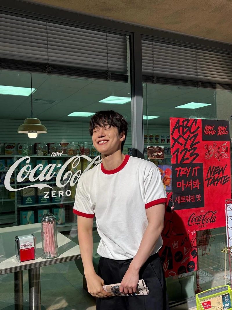 “코카콜라 맛있다”…강유석, 여름밤 설렘→소년미 미소 폭발 / 배우 강유석 인스타그램