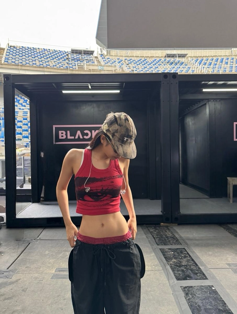 “투어 앞두고 차분한 시선”…제니, 무대 뒤 긴장→여름밤 에너지 / 걸그룹 블랙핑크 제니 인스타그램