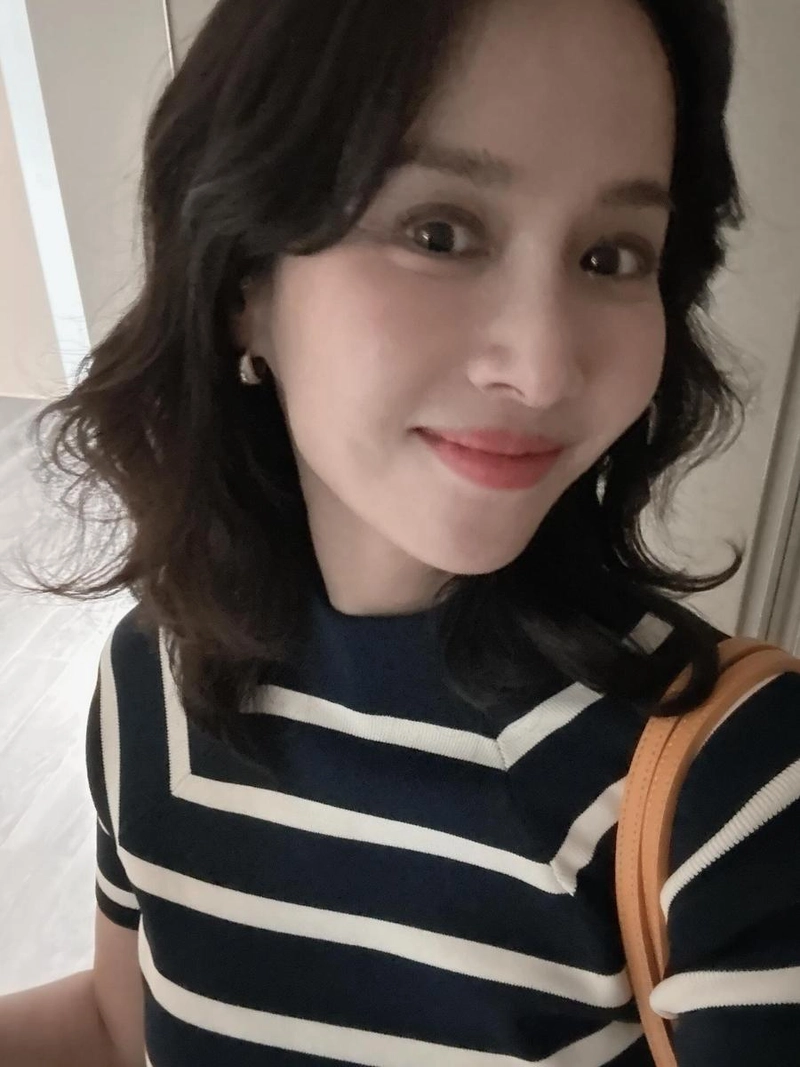“미소로 시작된 아침”…조여정, 여름 햇살 속→청량감 폭발 셀카 / 배우 조여정 인스타그램