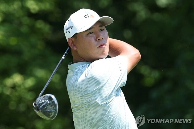 “이글 퍼트 환호”…김시우, 존디어 클래식 2R 맹타→공동 7위 도약 / 연합뉴스