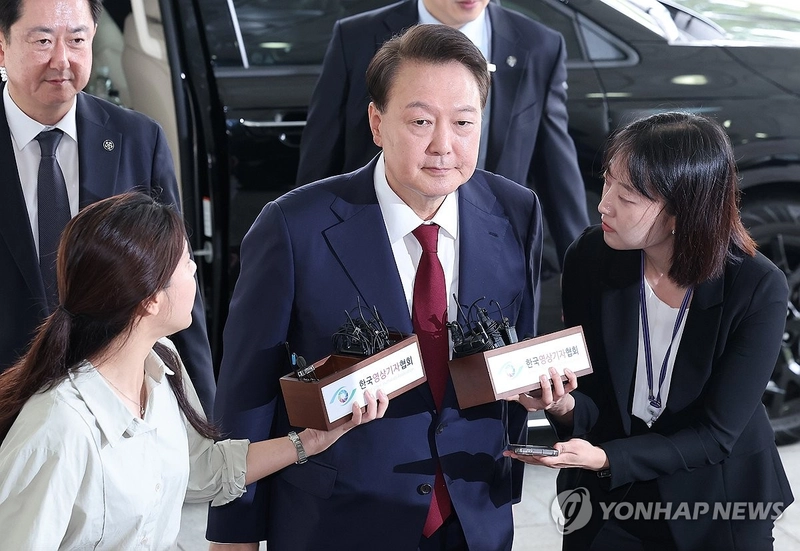 윤석열 전 대통령이 지난 28일 피의자 신분으로 내란특검 조사를 받기 위해 서울 서초구 서울고검 청사로 출석하고 있다. 2025.6.28 / 연합뉴스