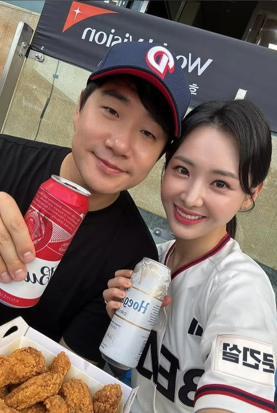“달콤함으로 물든 하루”…배성재·김다영, ‘야구장 데이트’서 드러난 신혼의 여유→팬들 반응 집중