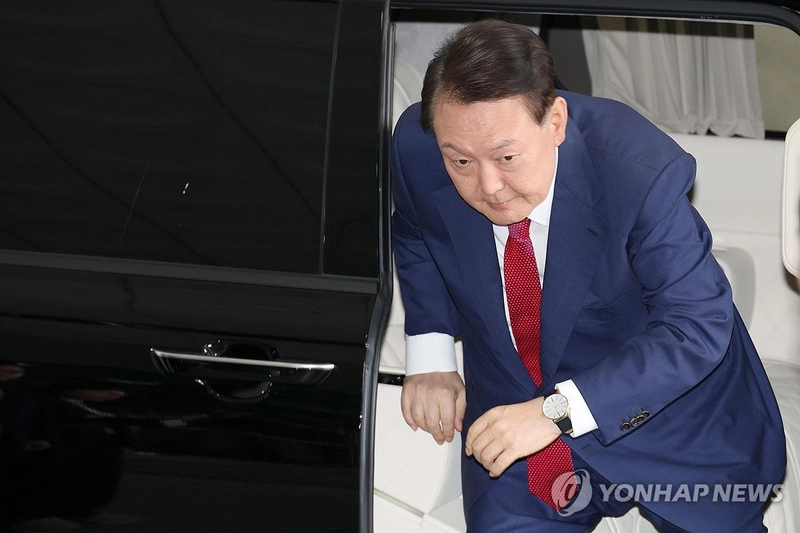 윤석열 전 대통령이 5일 내란 특검의 2차 조사를 받기 위해 조은석 특별검사팀 사무실이 있는 서울 서초구 서울고검에 도착해 차량에서 내리고 있다. 2025.7.5 [공동취재]