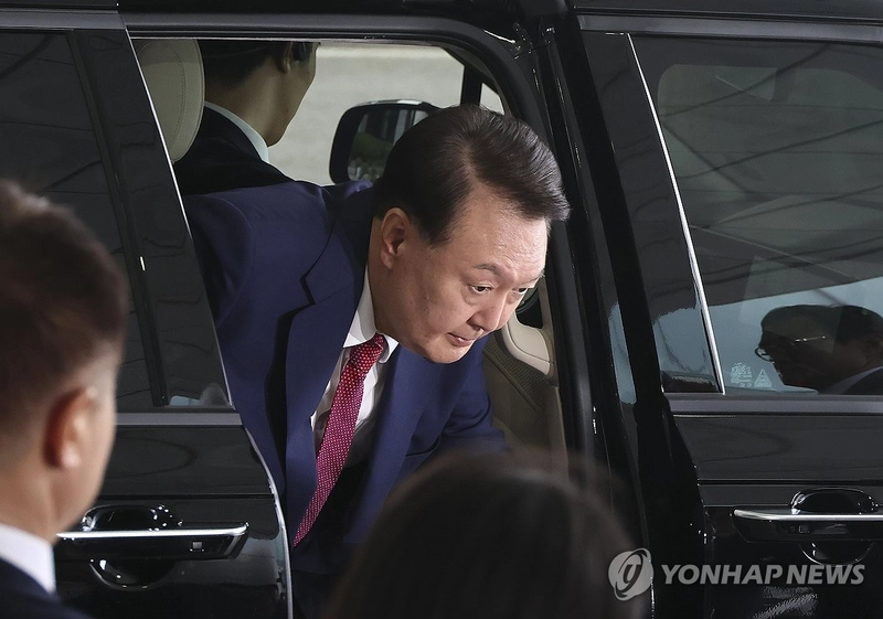윤석열 전 대통령이 5일 내란 특검의 2차 조사를 받기 위해 조은석 특별검사팀 사무실이 있는 서울 서초구 서울고검에 도착해 차량에서 내리고 있다. 2025.7.5 [공동취재]