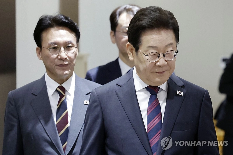 이재명 대통령과 김민석 국무총리가 5일 서울 용산 대통령실 청사에서 열린 국무회의에 입장하고 있다. 2025.7.5 [대통령실통신사진기자단]