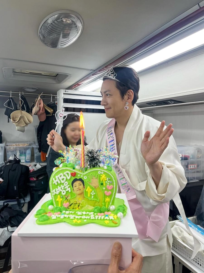 “감사하다구요”…지창욱, 생일 맞이 환한 미소→팀워크 증명 / 배우 지창욱 인스타그램