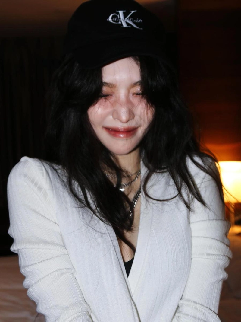 “눈 감은 미소 한 조각”…청하, 자연스러운 여름밤→부드러운 감성 폭발 / 가수 청하 인스타그램