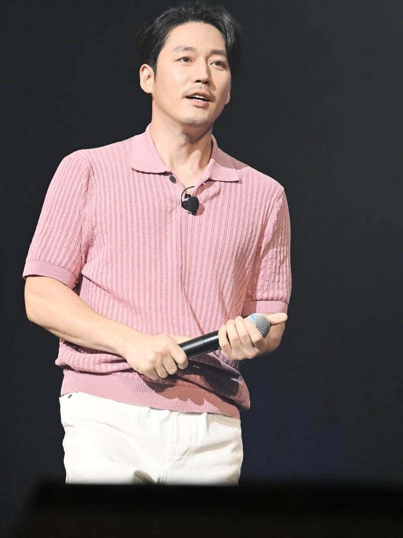 “미소 너머 아련한 눈빛”…장혁, 여름 무대 위 고요한 전율 / 배우 장혁 인스타그램