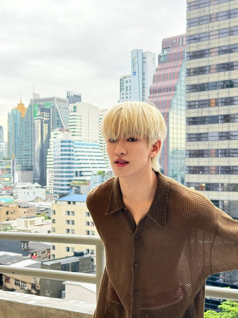 “사랑을 바랄 수 있을까”…진욱, 여름 도시 위→청량한 시선 전율 / 그룹 BUS 진욱 인스타그램