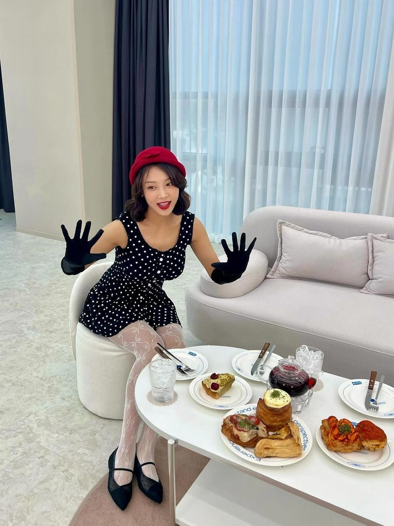 “스포뚜라이뚜 첫 Tea time 주인공들은여”…유빈, 여름 오후의 단정한 변신→레트로 감성 가득 / 걸그룹 원더걸스 유빈 인스타그램