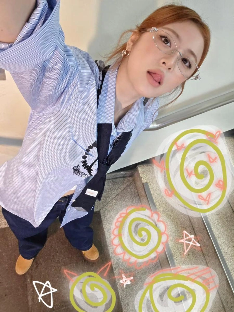 “장난스러운 시선 머물다”…허윤진, 여름 오후→반전 매력 폭발 / 걸그룹 르세라핌 허윤진 인스타그램