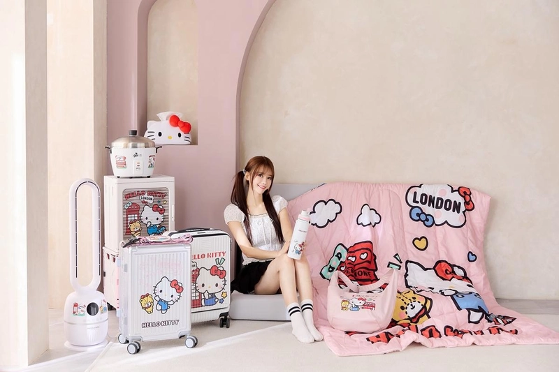 “올 여름엔 컬러풀한 휴식”…이아영, 핼로키티와 일상→감성 충만 변화 / 치어리더 이아영 인스타그램