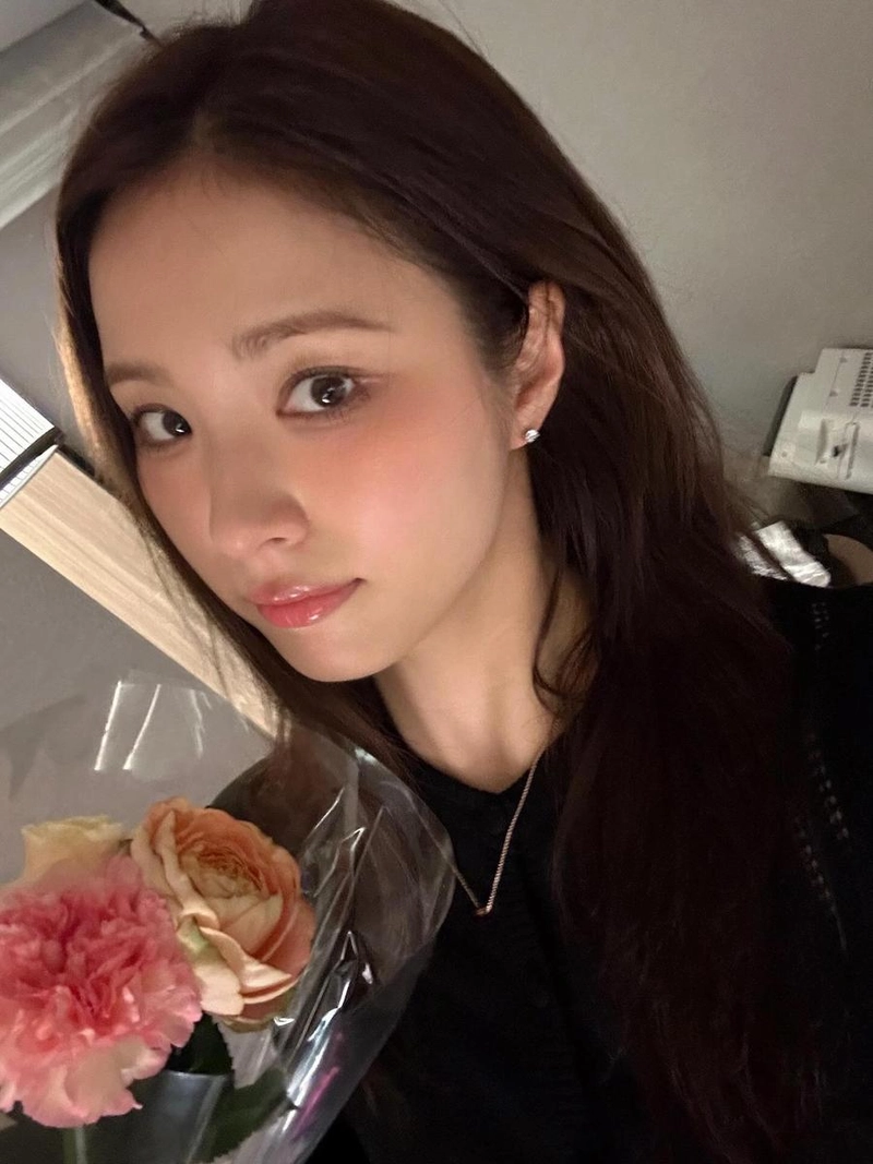 “올리지 못했던 순간”…신세경, 장미 한 송이 속→조용한 설렘의 눈빛 / 배우 신세경 인스타그램
