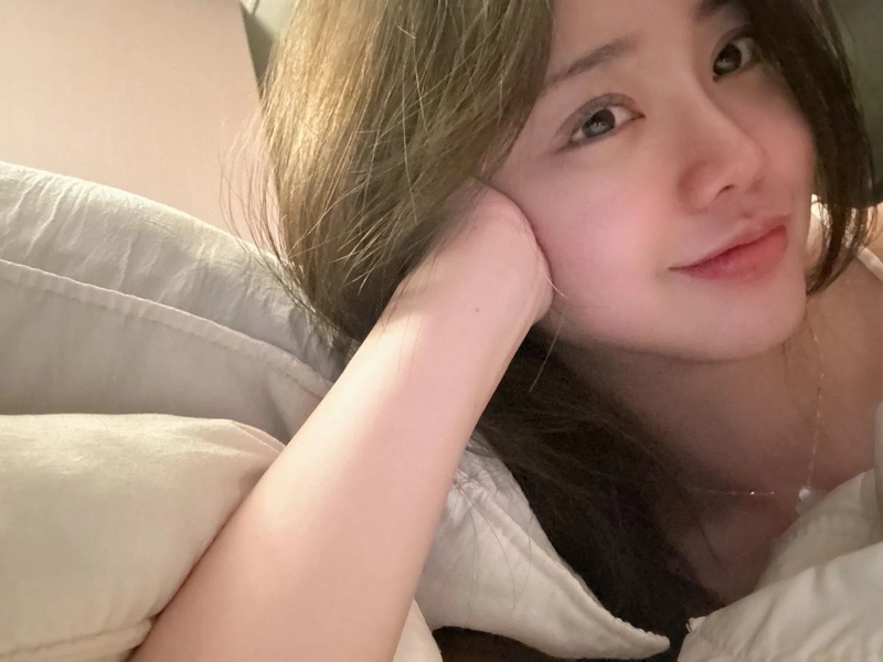“고요한 오후를 닮은 미소”…홍지윤, 여름날 포근함→셀카 감성 폭발 / 가수 홍지윤 인스타그램