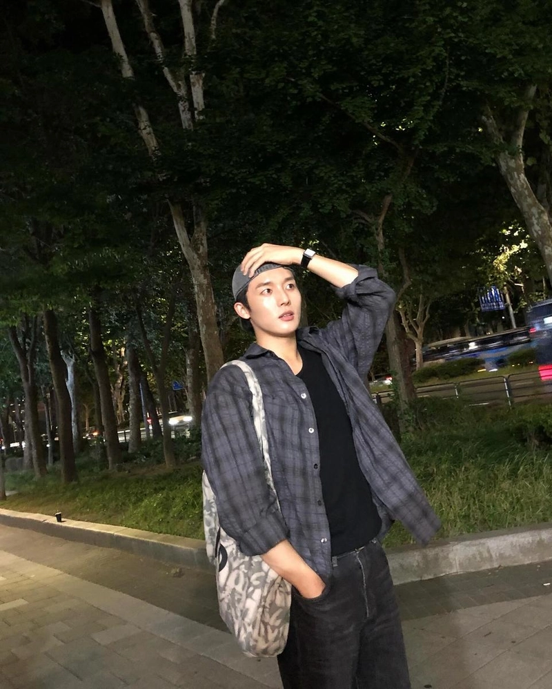 “여름밤이 왜 이리 좋을까요”…안지민, 산책 감성→도심 속 청량 포착 / 하트페어링 출연자 안지민 인스타그램