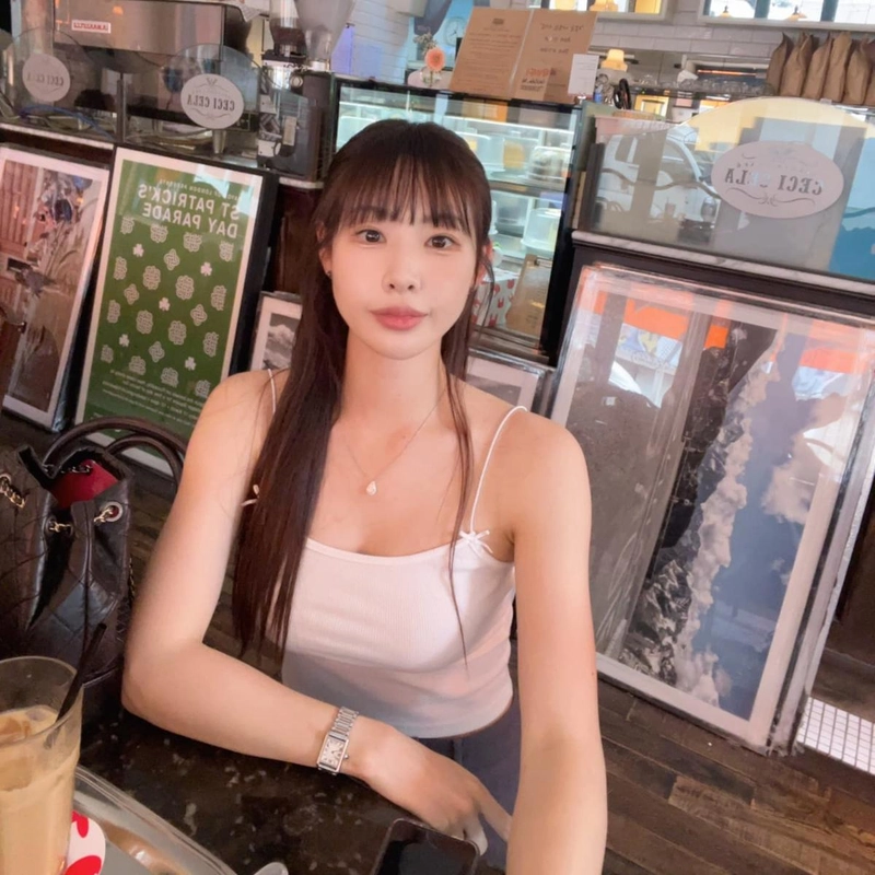 “무럭무럭 자라나는 내 어깨”…신수지, 여름 저녁의 청량→자신감 물씬 / 방송인 신수지 인스타그램
