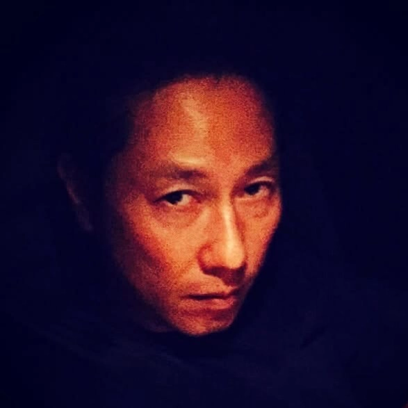 “저항적이다”…윤종신, 어둠 속 단단한 시선→내면의 반전 / 가수, 작곡가 윤종신 인스타그램