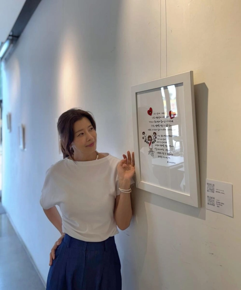 “주말 대학로 나들이”…유선, 진심 같은 미소→따스한 여름 하루 / 배우 유선 인스타그램