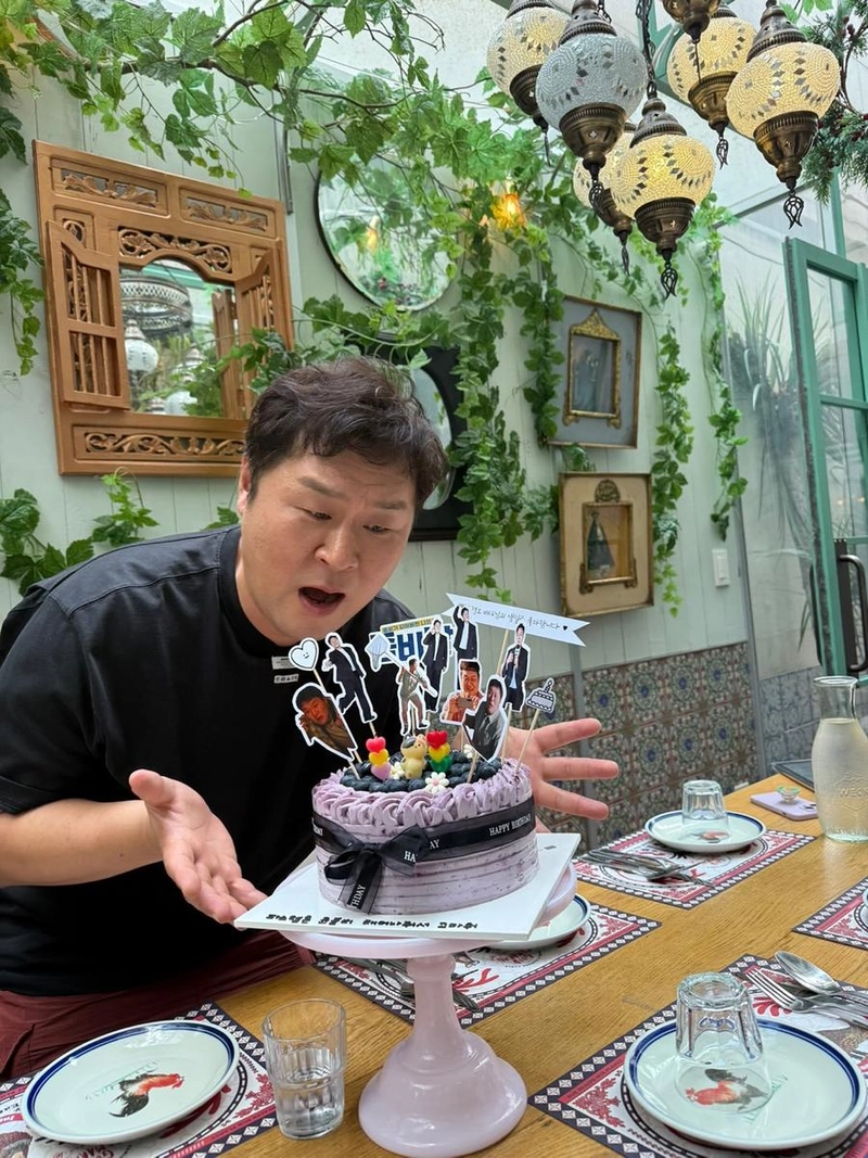 “사랑하는 팀과 특별한 순간”…윤경호, 여름 생일 파티→따뜻한 웃음 만개 / 배우 윤경호 인스타그램