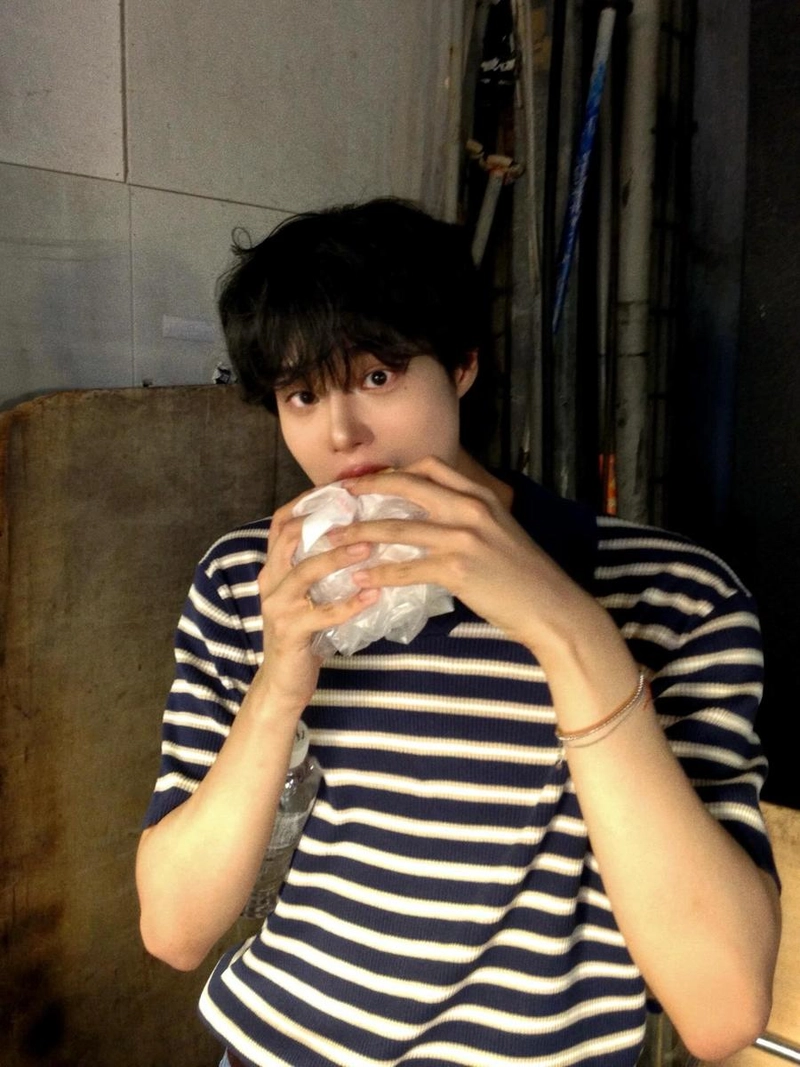“덥다 더워”…이대휘, 여름 햇살 속 청량 에너지→순수 먹방 셀카 / 그룹 AB6IX 이대휘 인스타그램