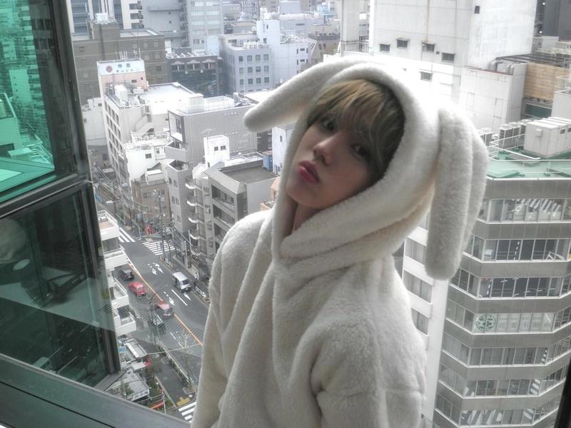 “2주년의 설렘도 닮았죠”…성민, 도심 위 토끼옷→팬심 흔든 포근美 / 그룹 크래비티 성민 인스타그램