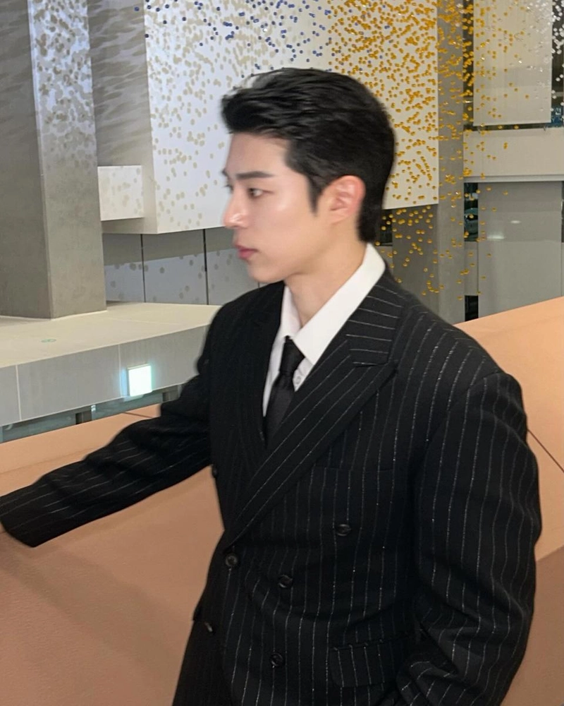 “부천영화제의 순간을 남겼다”…이찬형, 여름 밤의 긴장감→흑수트 존재감 / 배우 이찬형 인스타그램