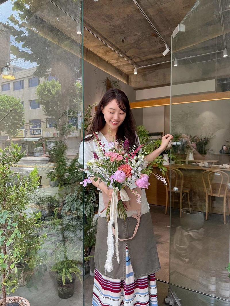 “오늘은 세상에서 제일 행복해”…송지은, 꽃향기 속 미소→여름 오후의 여운 / 걸그룹 시크릿 송지은 인스타그램