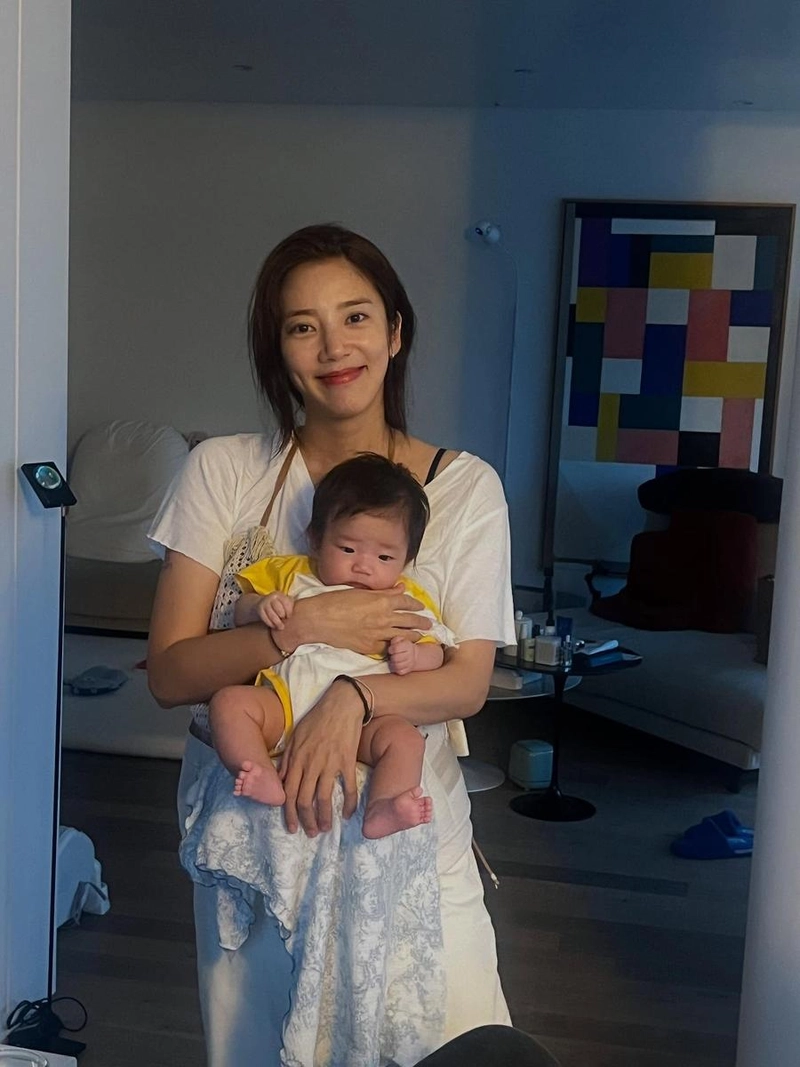 “아프지 마요”…손담비, 미소 어린 엄마의 온기→여름밤 사랑 가득 / 가수, 배우 손담비 인스타그램