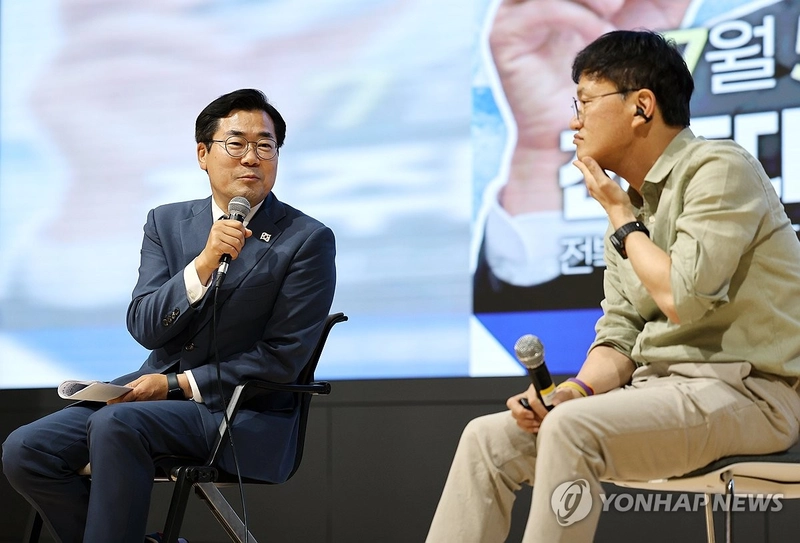 대화하는 박찬대 의원과 박주민 의원 / 연합뉴스