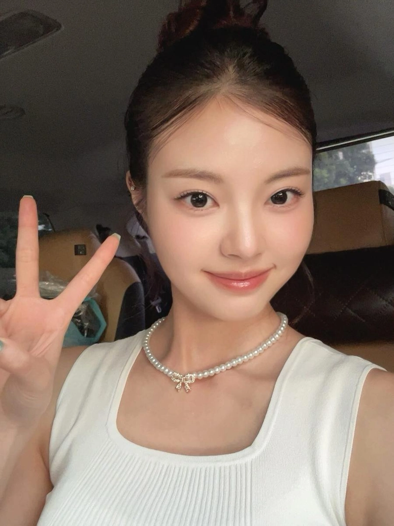 “교생실습 정말 재밌어요”…홍예지, 여름밤 미소→청량 감성 셀카 / 배우 홍예지 인스타그램