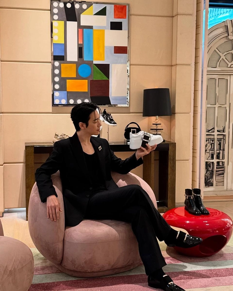 “고요한 자리에 머물러”…이준혁, 시선 압도→모던 슈트 자태 / 배우 이준혁 인스타그램