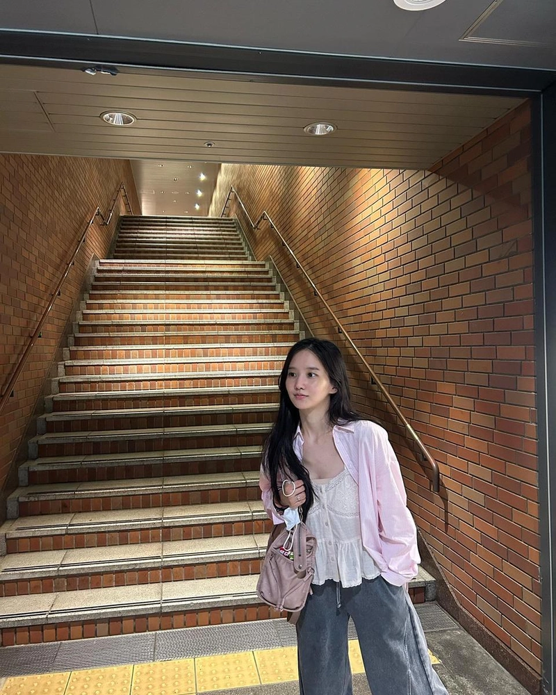 “조용한 밤, 다시 초점을 맞추다”…박정연, 벽돌 계단 아래→생각에 잠긴 순간 / 배우 박정연 인스타그램