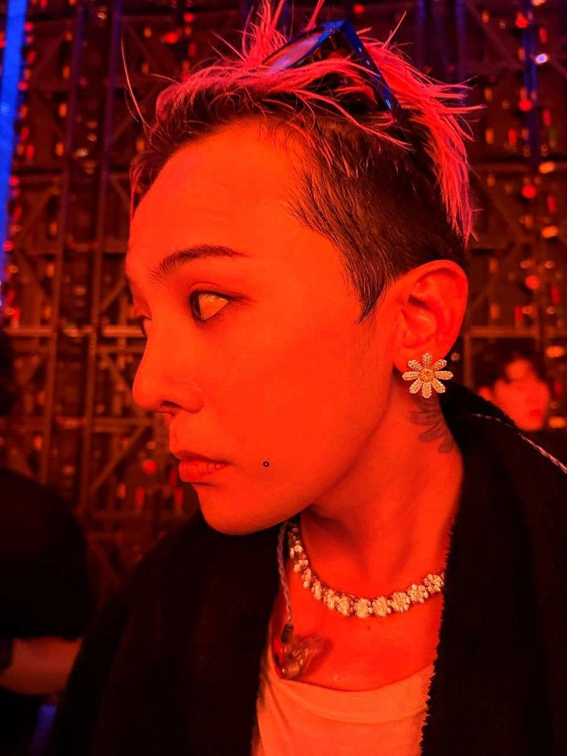“Übermensch in Sydney”…지드래곤, 붉은 조명 아래→압도적 존재감 / 가수 지드래곤 인스타그램