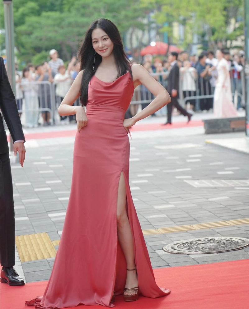 “여름 햇살을 닮은 미소”…한지은, 우아한 레드 드레스→레드카펫 압도 / 배우 한지은 인스타그램